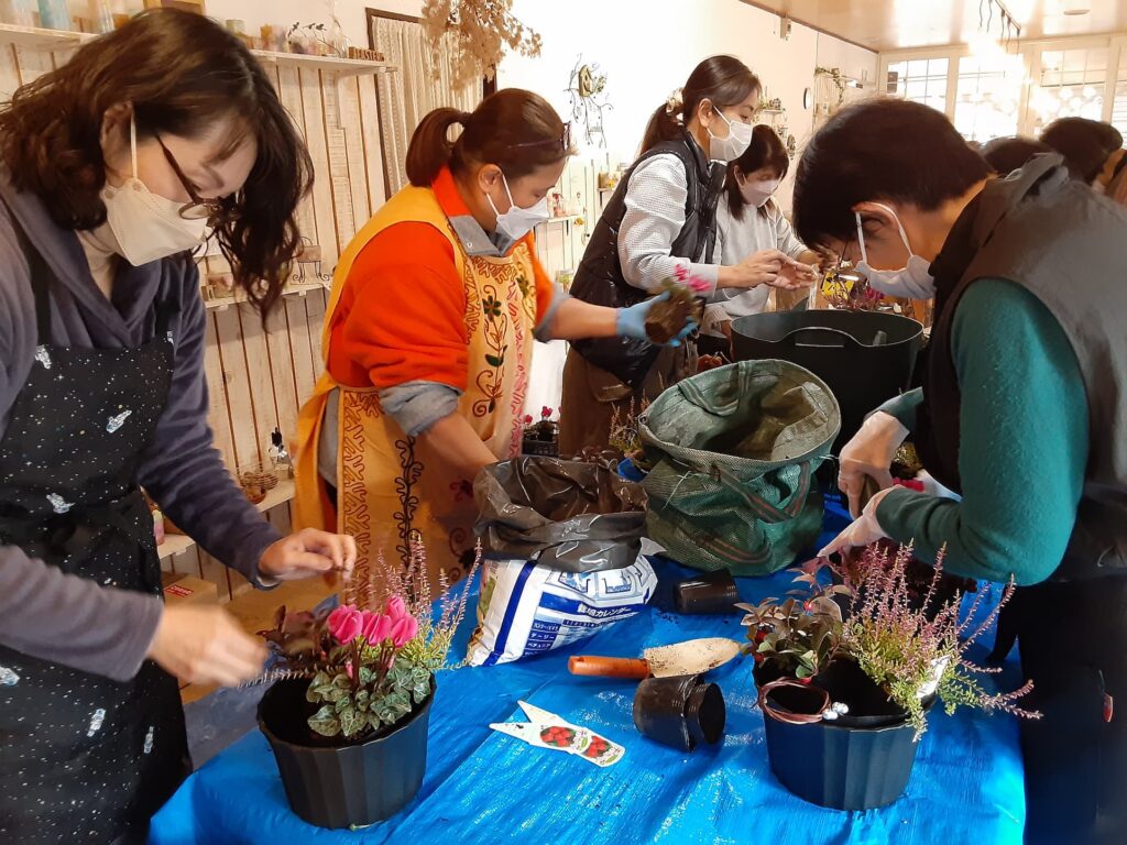 【長野原町花いっぱいプロジェクト】寄せ植え＆キャンドル作りを行いました。